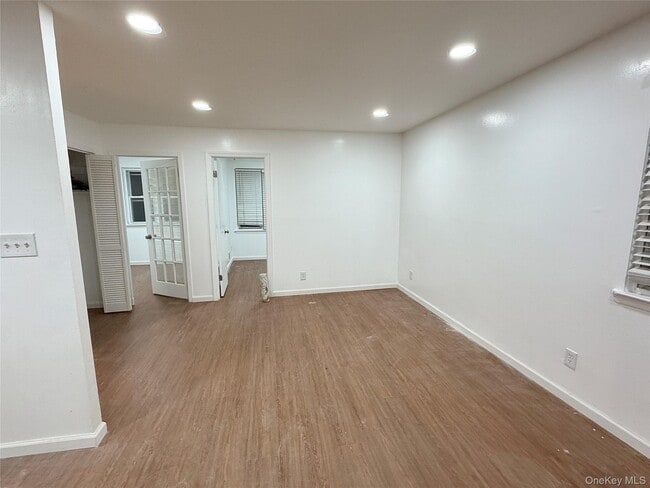 Building Photo - 733 Warwick St