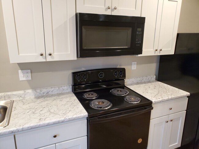 Building Photo - 2 Bedroom, 1 Bath apartment