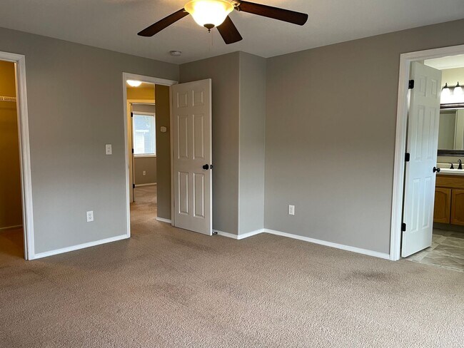 Building Photo - HALF MONTH FREE OF RENT Spacious 5 Bedroom Home! Granite Counters! Pet friendly! Tons of Room for...