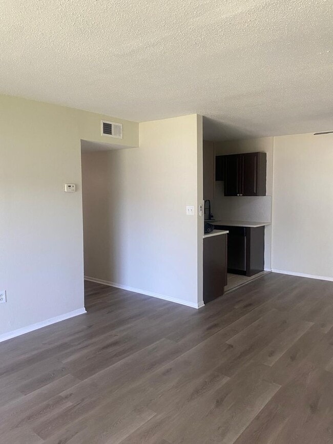 Building Photo - ? Beautiful and move-in ready condo!