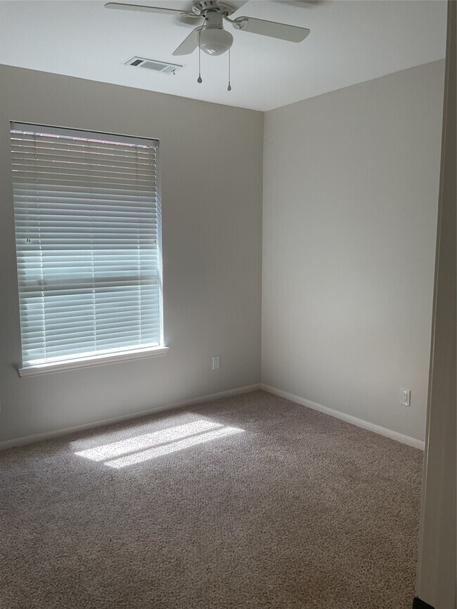 Building Photo - 12110 Shadowpoint Dr