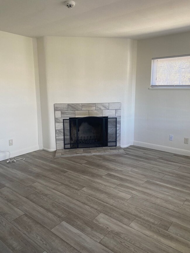 Building Photo - Sweet 4 bd, 2 bath, 2+car garage near MidTown