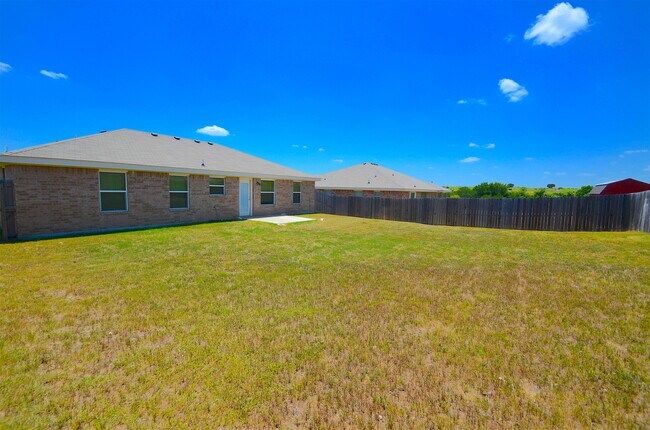 Building Photo - GREAT 3 BED/2 BATH HOME IN SKYLINE RIDGE- ...
