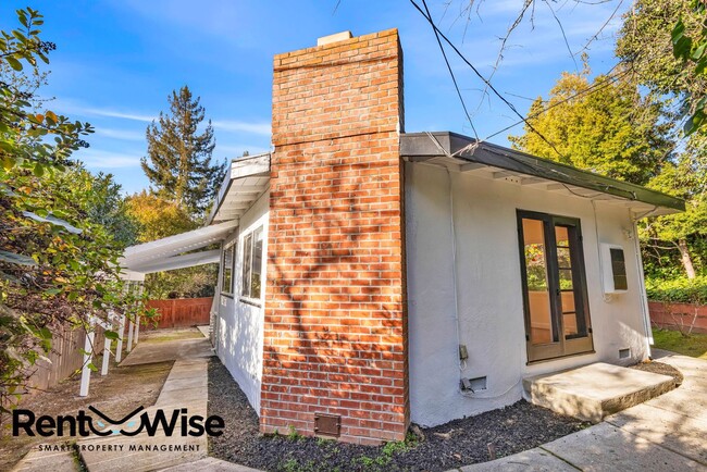 Building Photo - 838 Crompton Rd