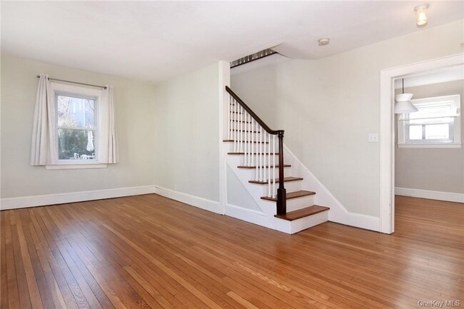 Building Photo - 27 Maple St