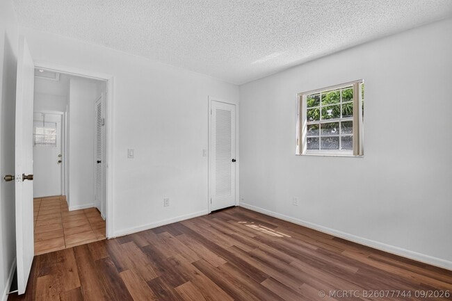 Building Photo - 1102 Westchester Dr E