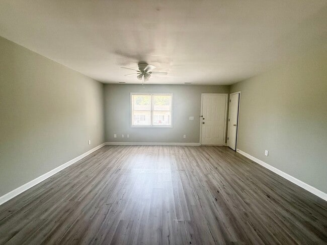 Building Photo - Two bedroom, one bath apartment in Burlington
