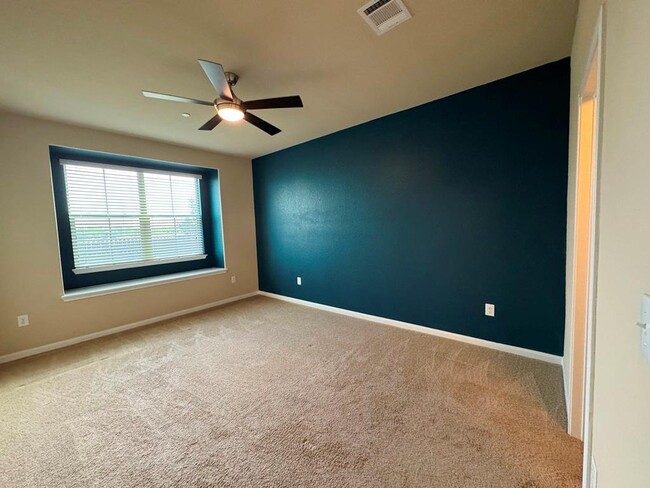 Building Photo - 2880 Donnell Dr