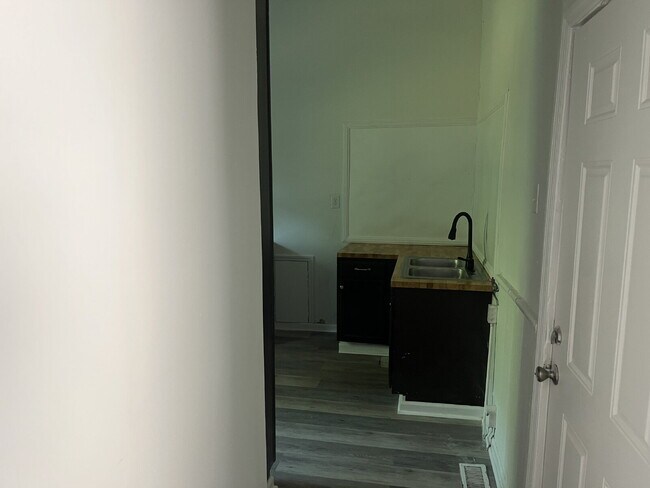 Building Photo - Charming 2 Bedroom Cottage Near King Mill ...