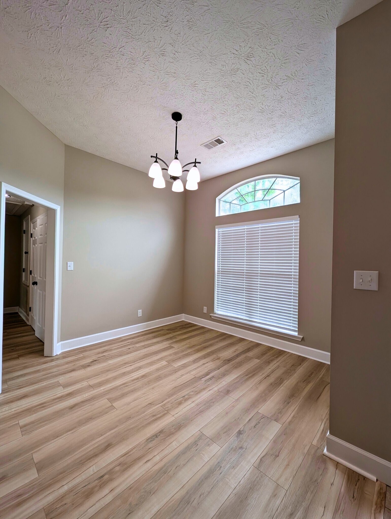 Building Photo - 223 S Springfield Dr