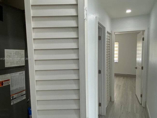 Building Photo - 403 SW 89th Pl