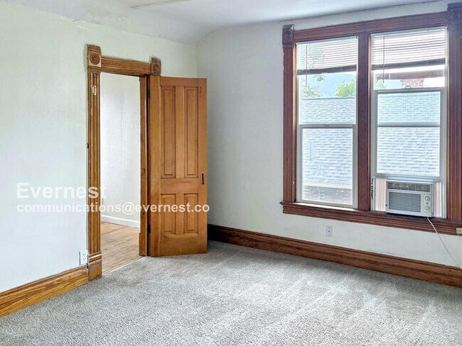 Building Photo - First Month Rent Free / Lovely 1 Bed, 1 Ba...