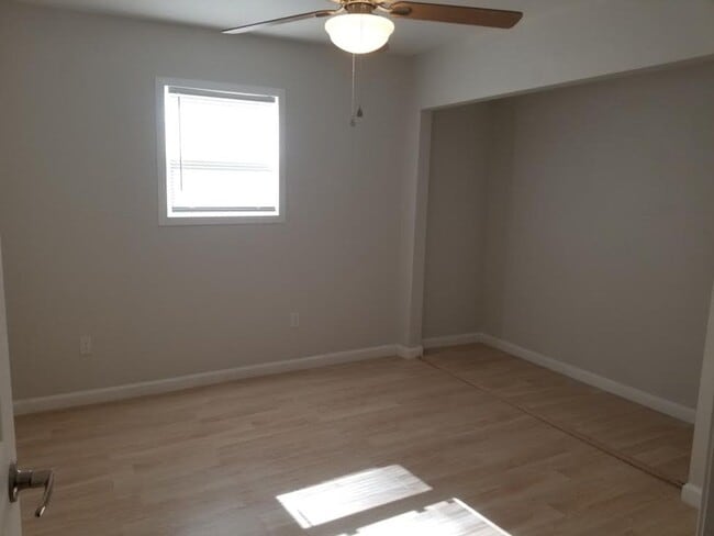 Building Photo - Remodeled 2 Bedroom- Minutes from Las Vegas Strip!!