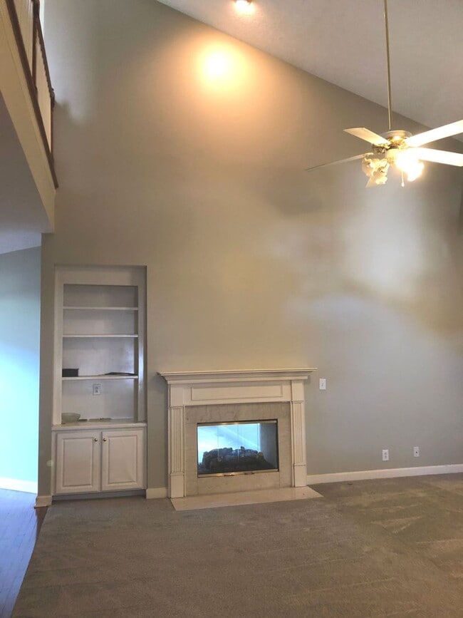 Building Photo - 4-Bedroom Home in Hendersonville!