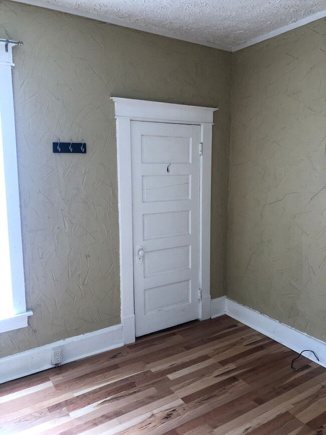 Building Photo - One Bedroom Downtown