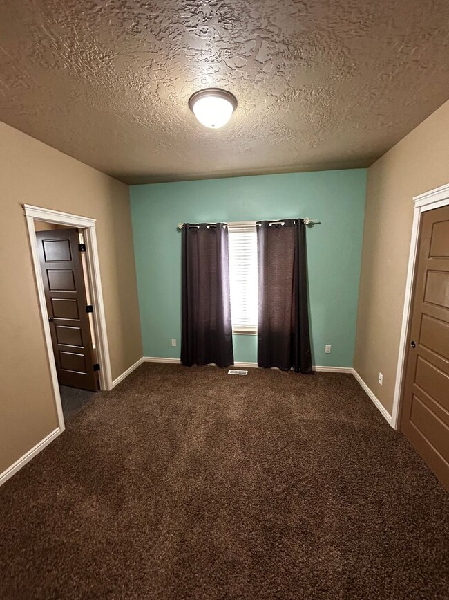 Building Photo - 3 Bedroom 2.5 Half Bath Home in Tuscany Vi...