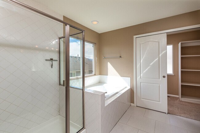 Building Photo - Single Family Home for Rent in the Northgate Area