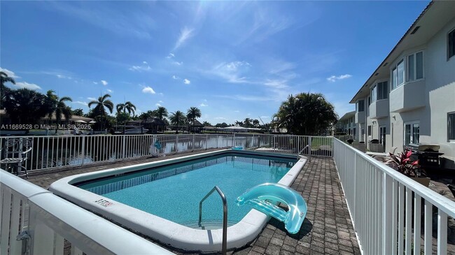 Building Photo - 840 Pine Dr