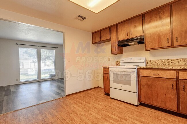 Building Photo - 302 Lovell Way