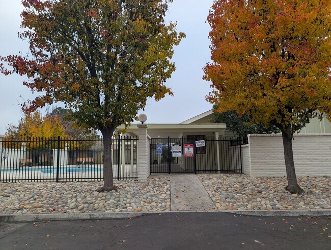 Building Photo - Completely remodeled and updated condo close to Fresno State and shopping. *Ask about the Move-in...