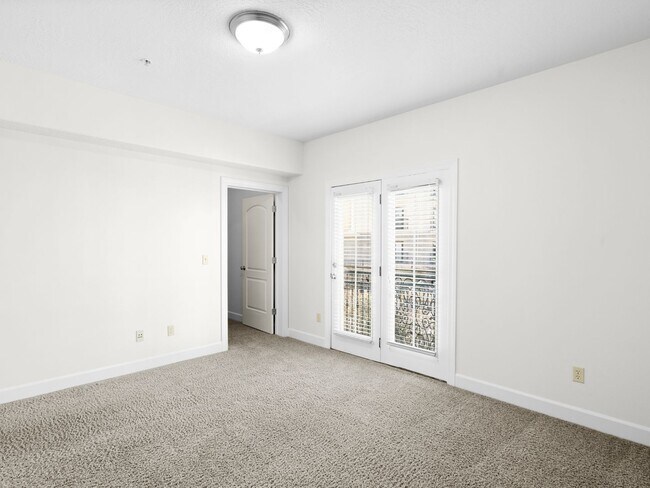 Building Photo - Luxurious Condo in North Orem