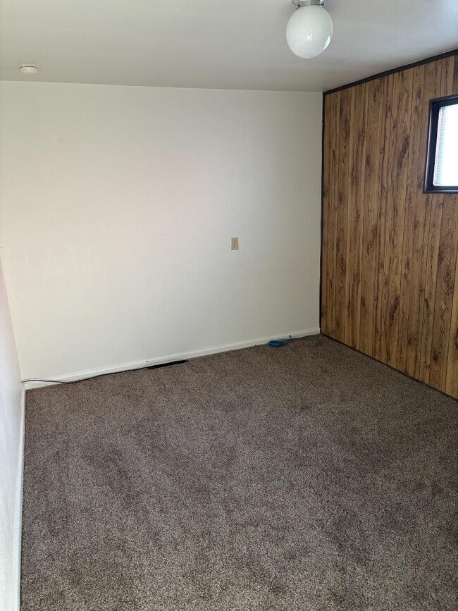 Building Photo - 613 Sage Ave