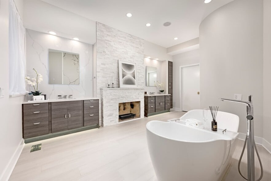 Building Photo - 32 E Bellevue Plz