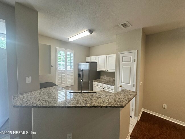 Building Photo - 13700 Richmond Park Dr N