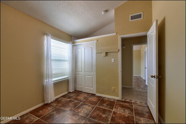 Building Photo - 683 Teichelkamp Dr