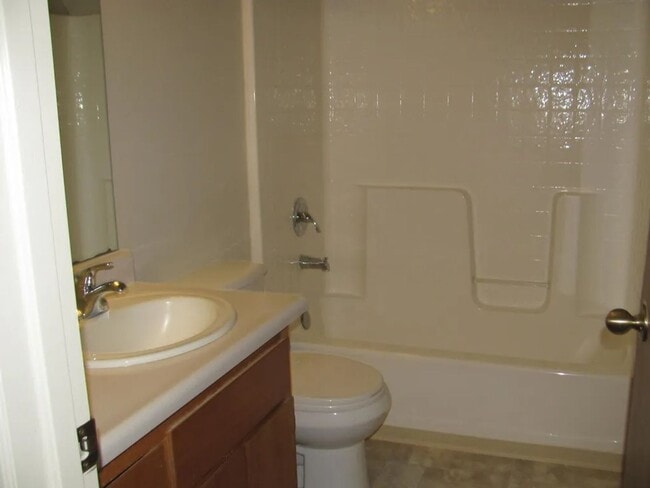 Building Photo - 461 Summertree Ln