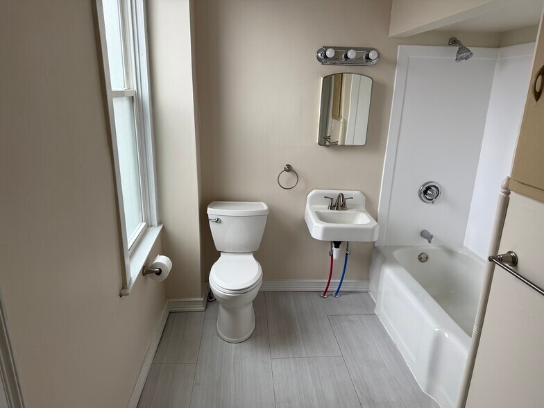 Building Photo - 1118 Kinneys Ln