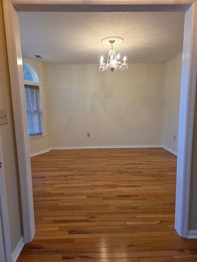 Building Photo - Beautiful 3 bedroom, 2 bath house with one car garage, located on Jonaquins Creek.