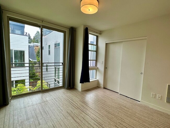 Building Photo - 3 Bedroom Queen Anne Townhouse w/rooftop deck