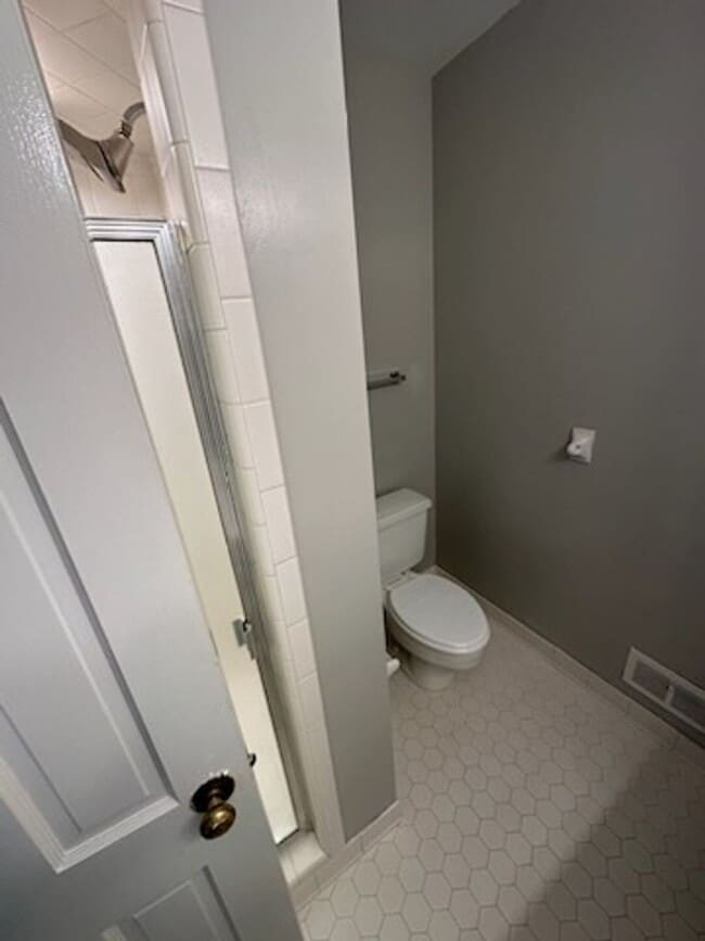 Building Photo - 2670 Grosvenor Pl