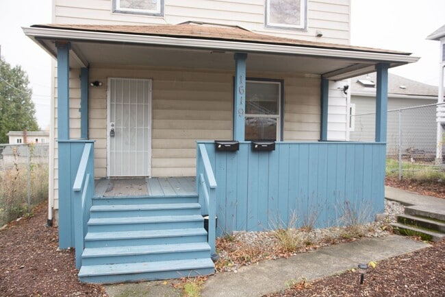 Building Photo - 1619 S Yakima Ave