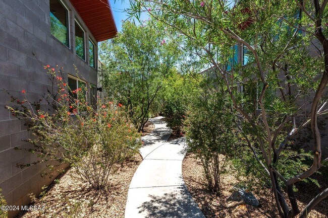 Building Photo - 3429 E Presidio Rd