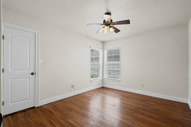 Building Photo - 2609 Benbrook Blvd