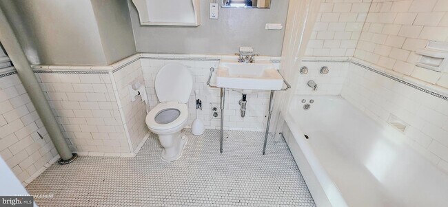 Building Photo - 1954 Columbia Rd NW