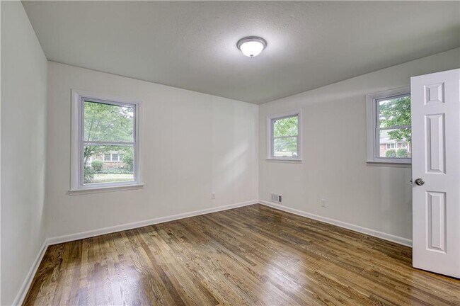 Building Photo - 131 Brookwood Dr SW
