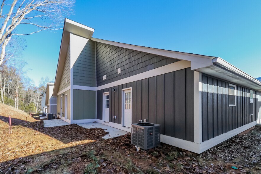 Building Photo - 432 Little Sycamore Ln