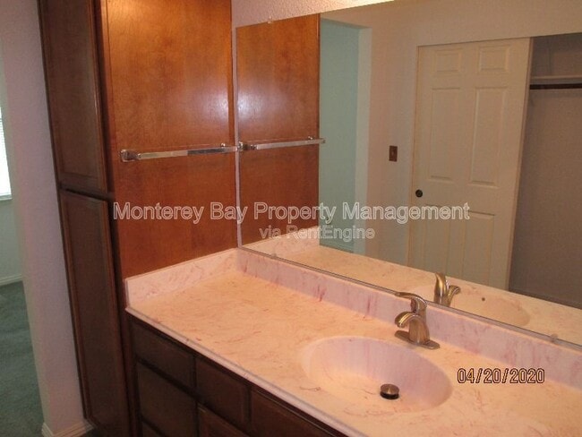 Building Photo - 61 Glen Lake Dr