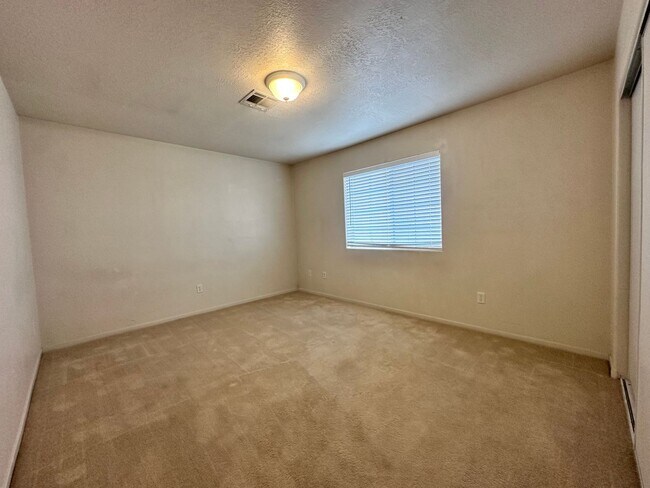 Building Photo - 2 bedroom, 2 bath apartment