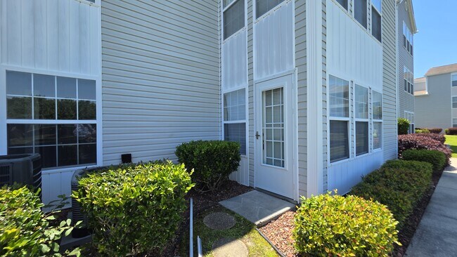 Building Photo - 8642 South Bridge Dr
