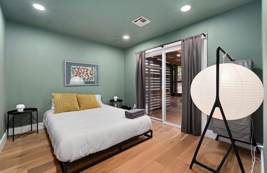 Building Photo - 2804 Crest Ave