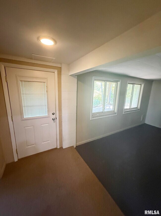 Building Photo - 6828 N Bobolink Rd