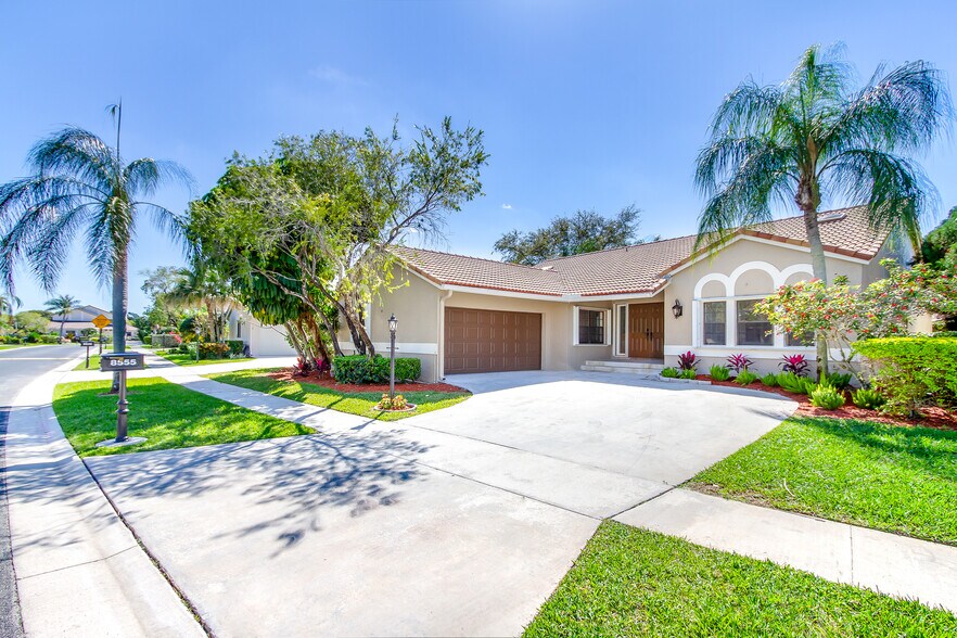 Front 2-car garage - 8555 Eagle Run Dr