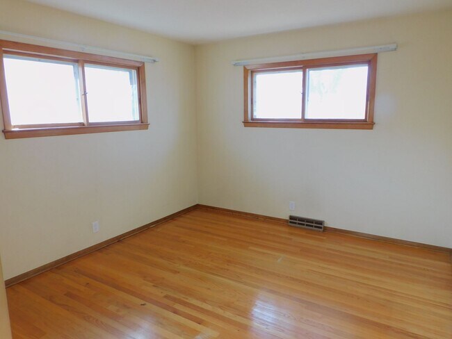 Building Photo - 3 Bedrooms, 2 baths, near schools and shopping