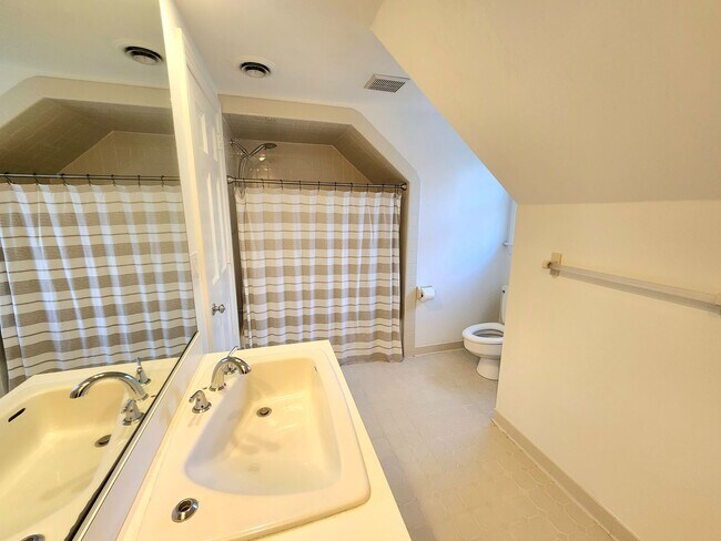 Building Photo - Sprawling Home in Bay Colony