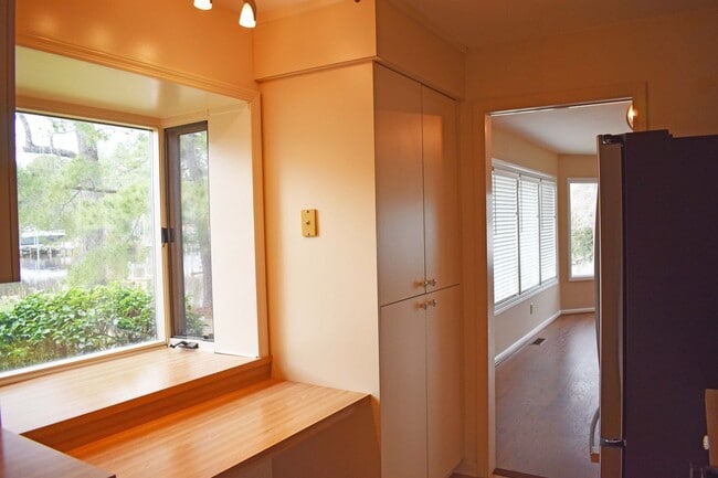 Building Photo - Great Waterfront Brick Home