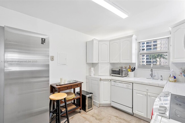 Building Photo - 5555 Collins Ave